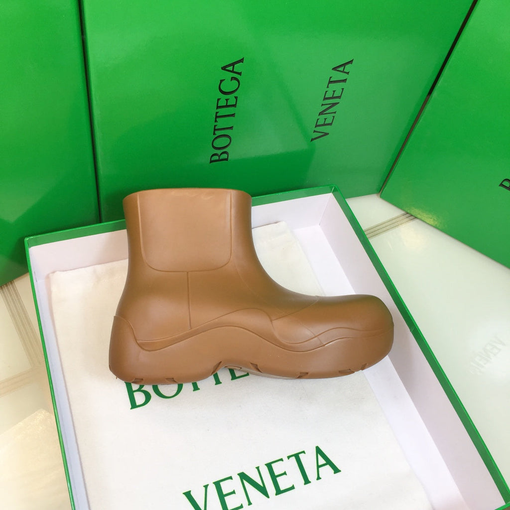 BOTTEGA VENETA PUDDLE ANKLE BOOT IN CAMEL BEIGE RUBBER