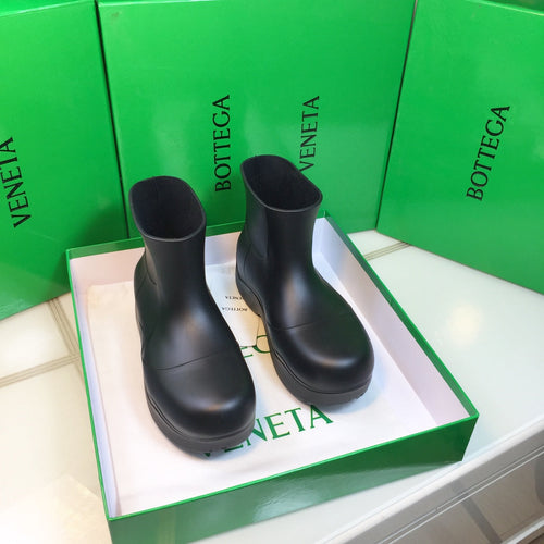 BOTTEGA VENETA PUDDLE ANKLE BOOT IN BLACK RUBBER
