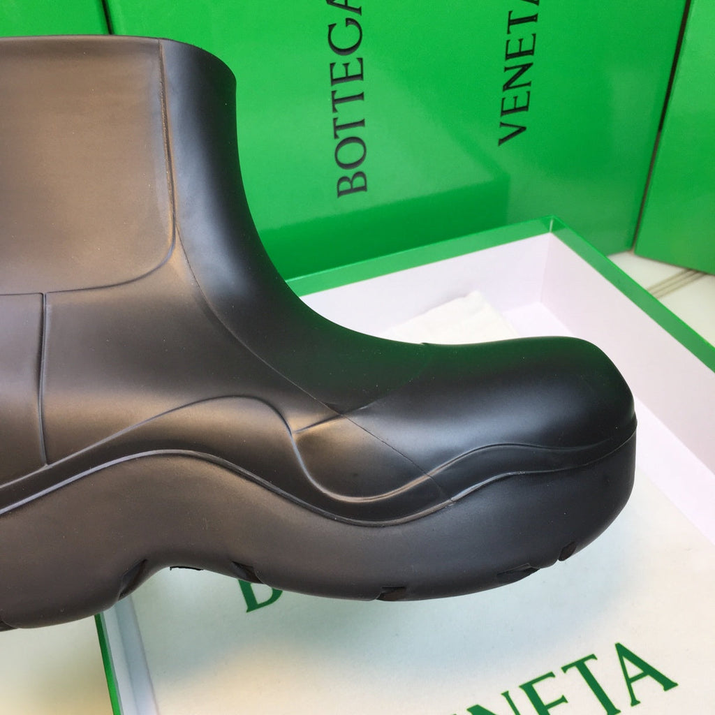 BOTTEGA VENETA PUDDLE ANKLE BOOT IN BLACK RUBBER