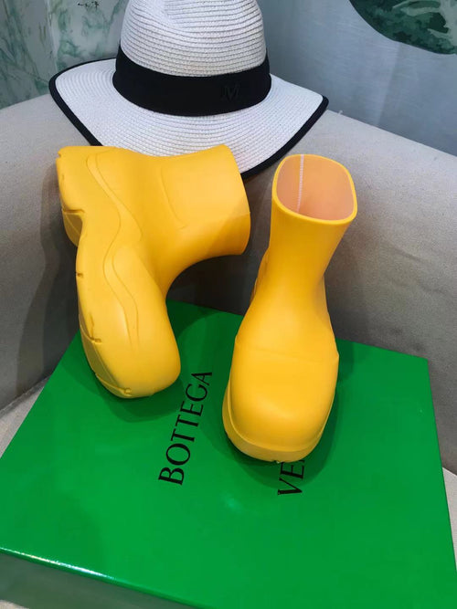 BOTTEGA VENETA PUDDLE ANKLE BOOT IN BRIGHT YELLOW RUBBER
