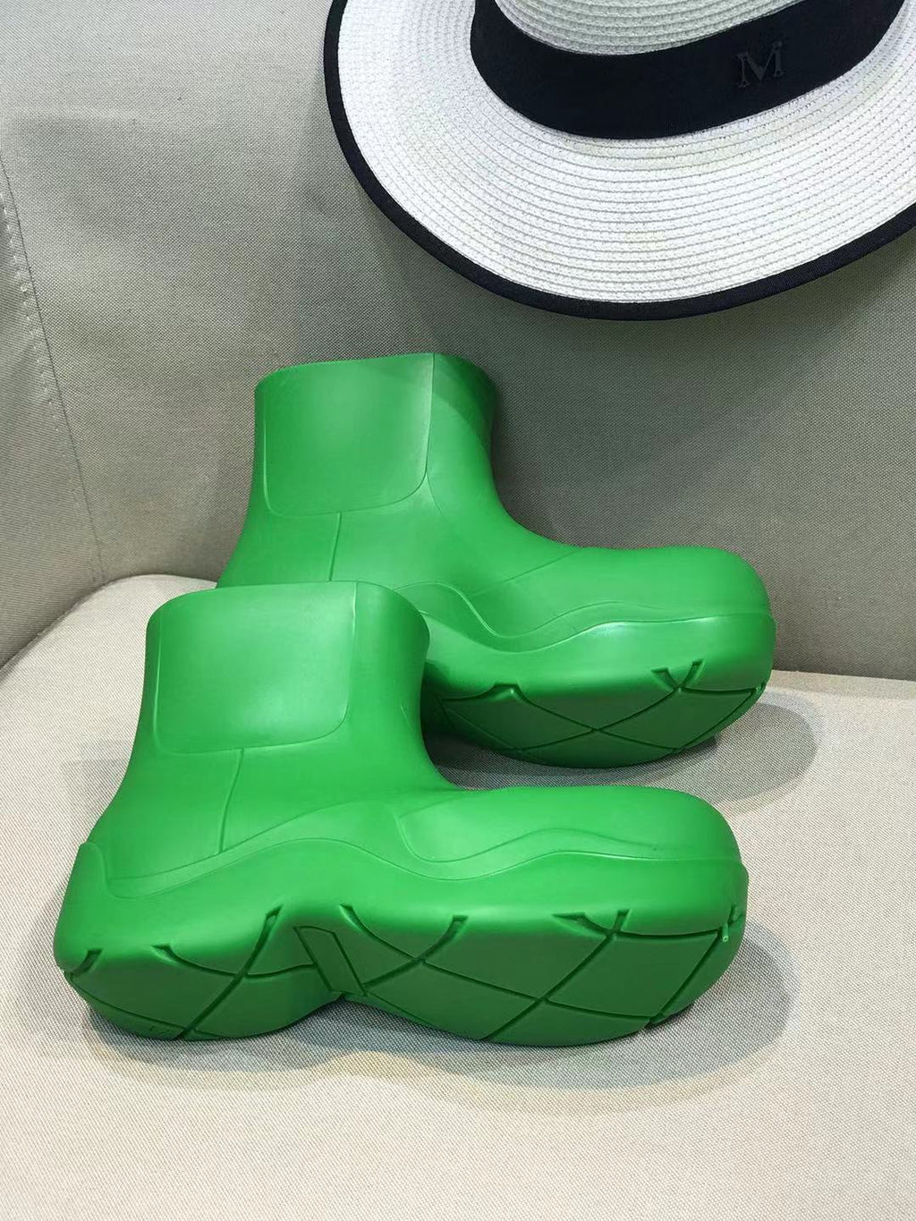 BOTTEGA VENETA PUDDLE ANKLE BOOT IN EMERALD GREEN RUBBER