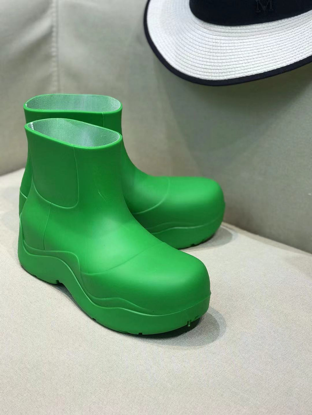 BOTTEGA VENETA PUDDLE ANKLE BOOT IN EMERALD GREEN RUBBER
