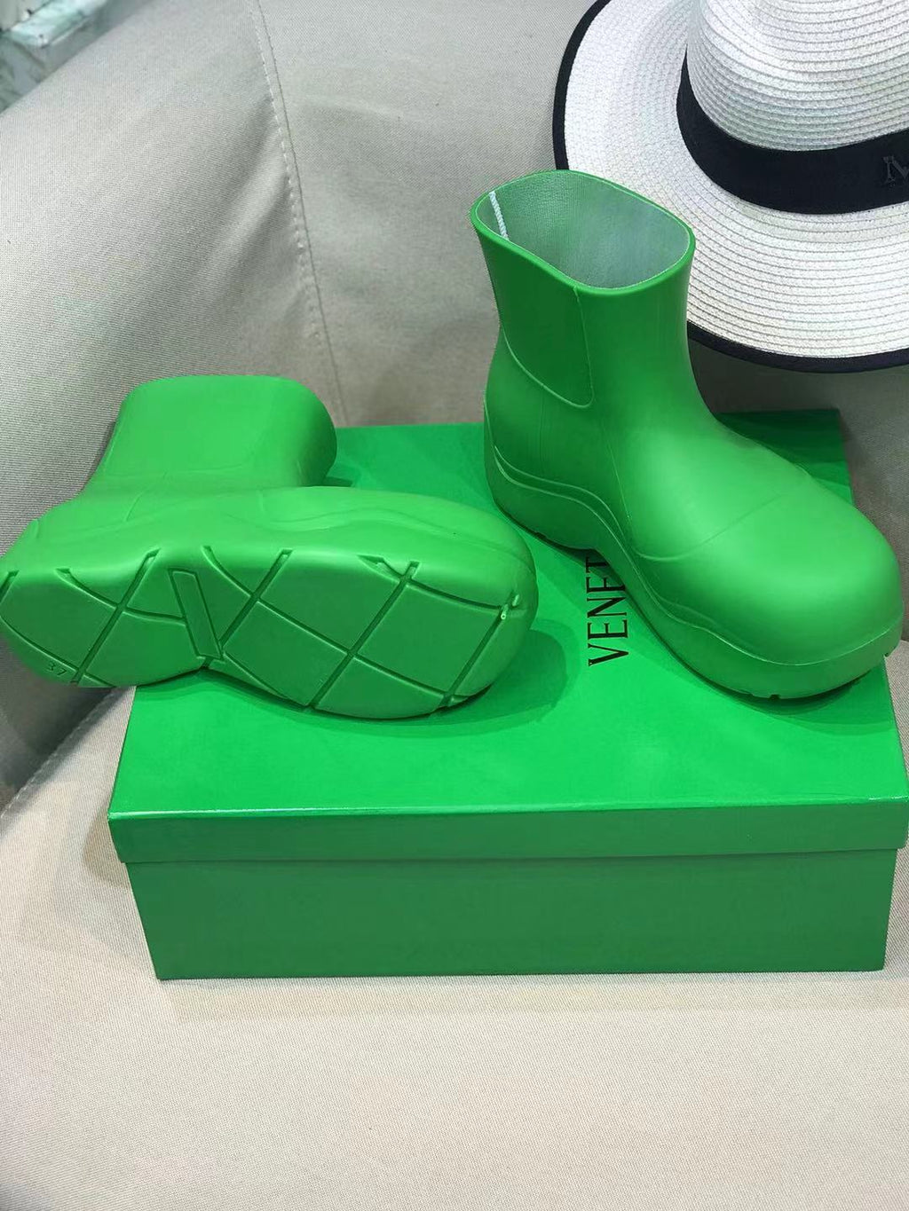 BOTTEGA VENETA PUDDLE ANKLE BOOT IN EMERALD GREEN RUBBER