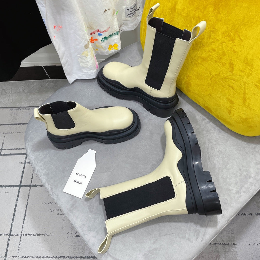 BOTTEGA VENETA TIRE CHELSEA BOOT IN BLACK MIX BISQUE BEIGE CALFSKIN