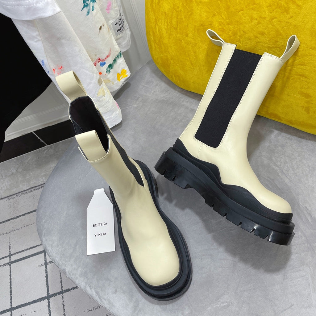 BOTTEGA VENETA TIRE CHELSEA BOOT IN BLACK MIX BISQUE BEIGE CALFSKIN