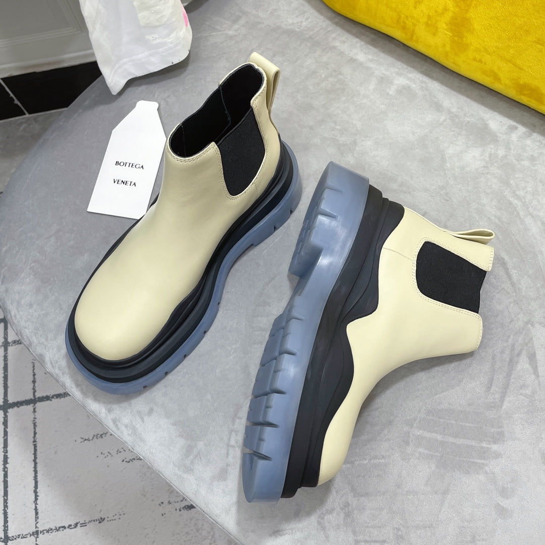 BOTTEGA VENETA TIRE CHELSEA BOOT IN BLACK MIX BISQUE BEIGE CALFSKIN WITH STEEL BLUE SOLE