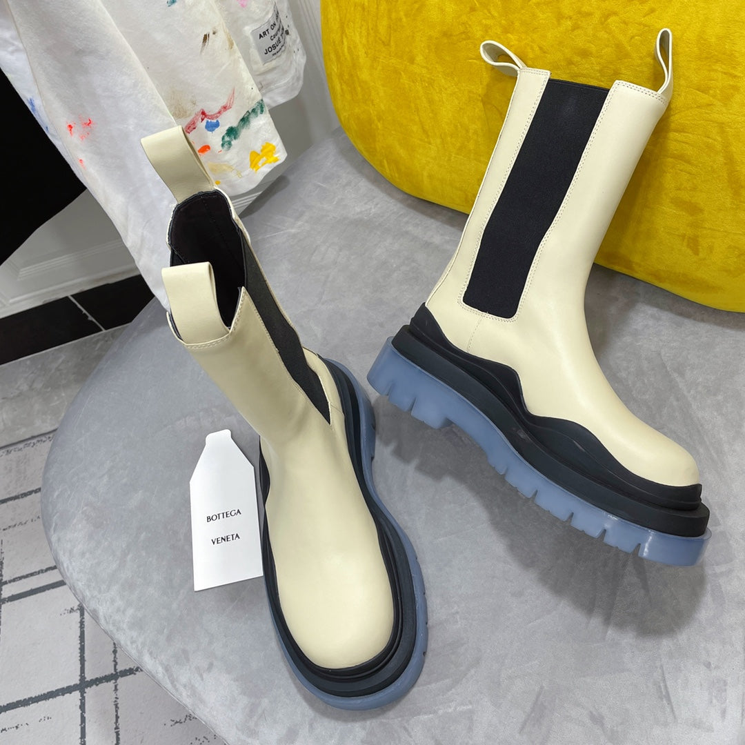 BOTTEGA VENETA TIRE CHELSEA BOOT IN BLACK MIX BISQUE BEIGE CALFSKIN WITH STEEL BLUE SOLE