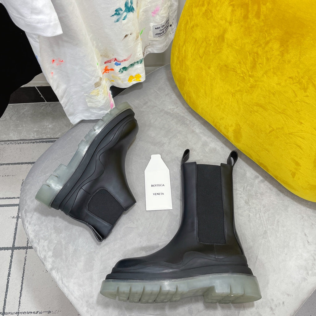 BOTTEGA VENETA TIRE CHELSEA BOOT IN BLACK CALFSKIN WITH PALE GRAY SOLE