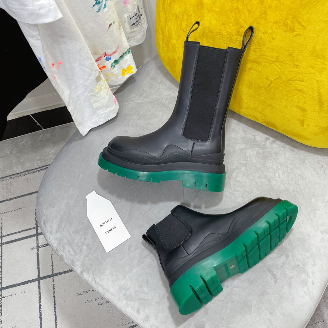 BOTTEGA VENETA TIRE CHELSEA BOOT IN BLACK MIX TEAL GREEN CALFSKIN