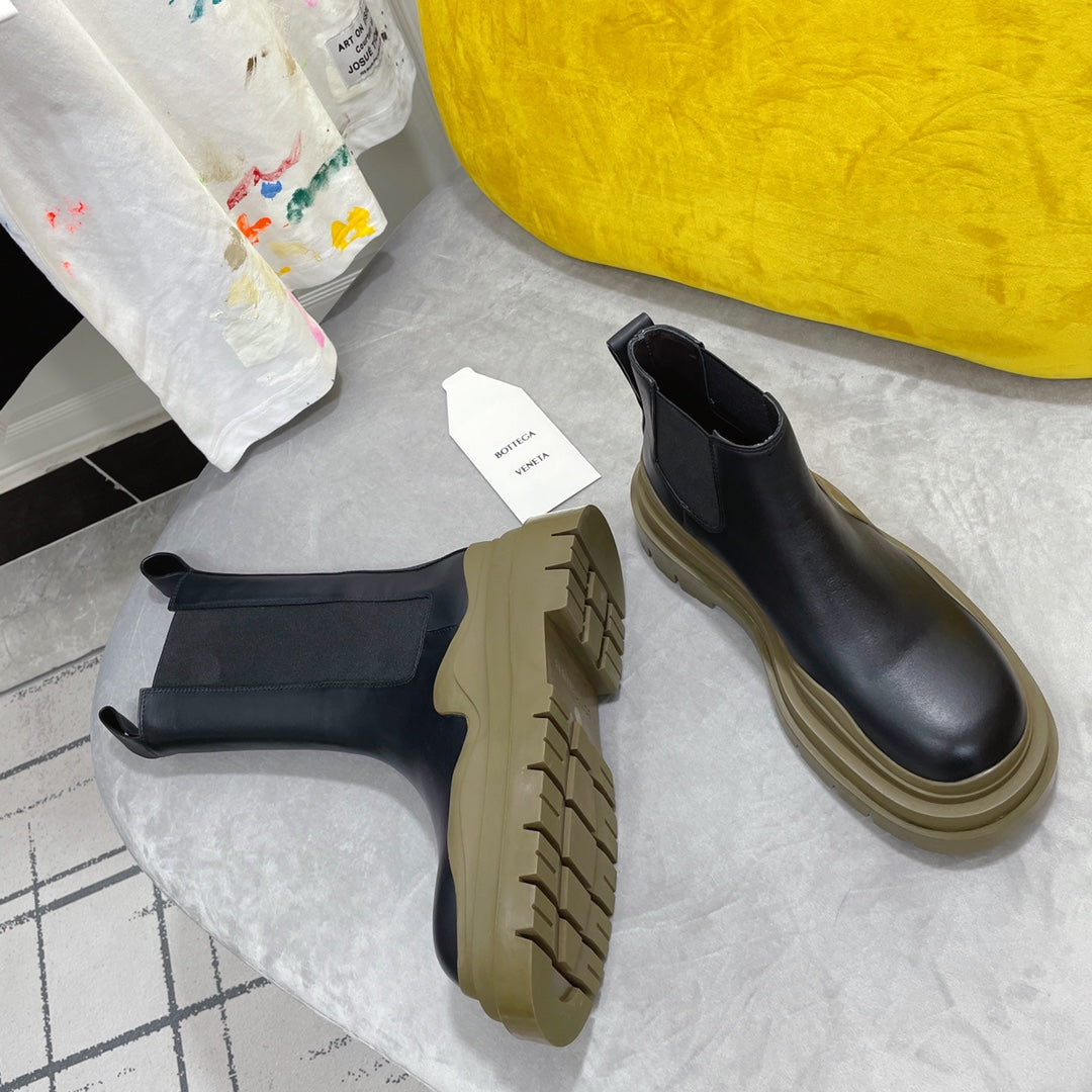 BOTTEGA VENETA TIRE CHELSEA BOOT IN BLACK MIX OLIVE GREEN CALFSKIN