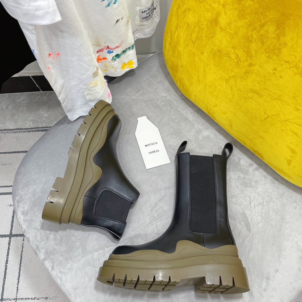 BOTTEGA VENETA TIRE CHELSEA BOOT IN BLACK MIX OLIVE GREEN CALFSKIN