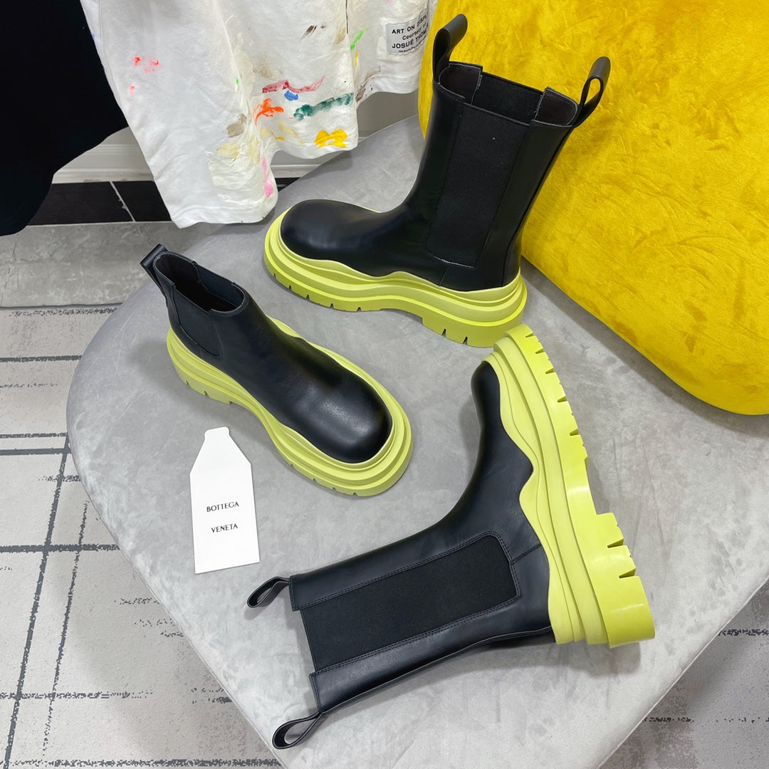 BOTTEGA VENETA TIRE CHELSEA BOOT IN BLACK MIX NEON YELLOW CALFSKIN