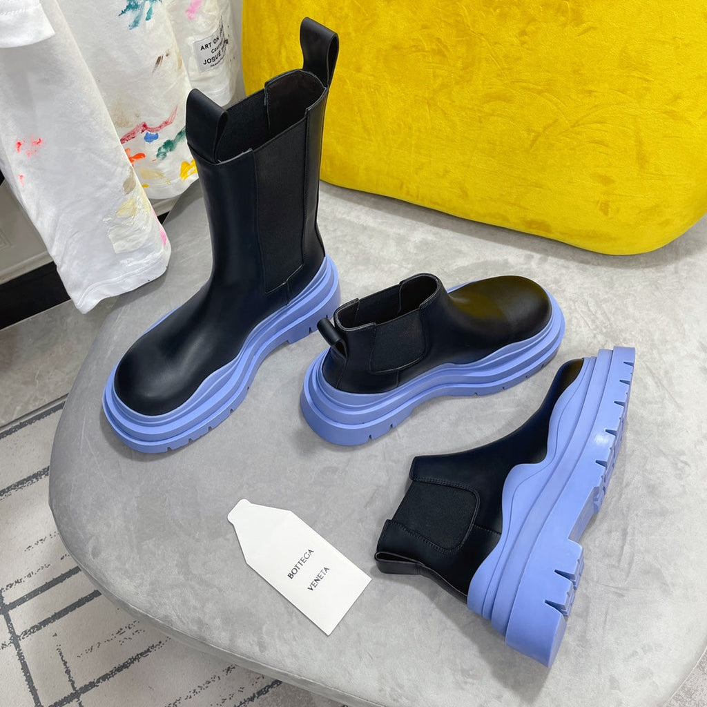 BOTTEGA VENETA TIRE CHELSEA BOOT IN BLACK MIX CORNFLOWER BLUE CALFSKIN