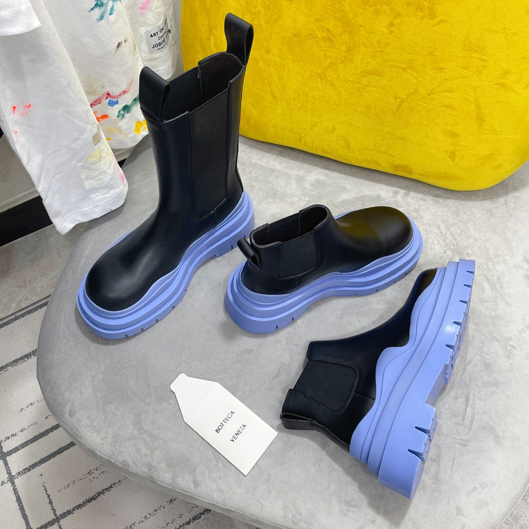 BOTTEGA VENETA TIRE CHELSEA BOOT IN BLACK MIX CORNFLOWER BLUE CALFSKIN