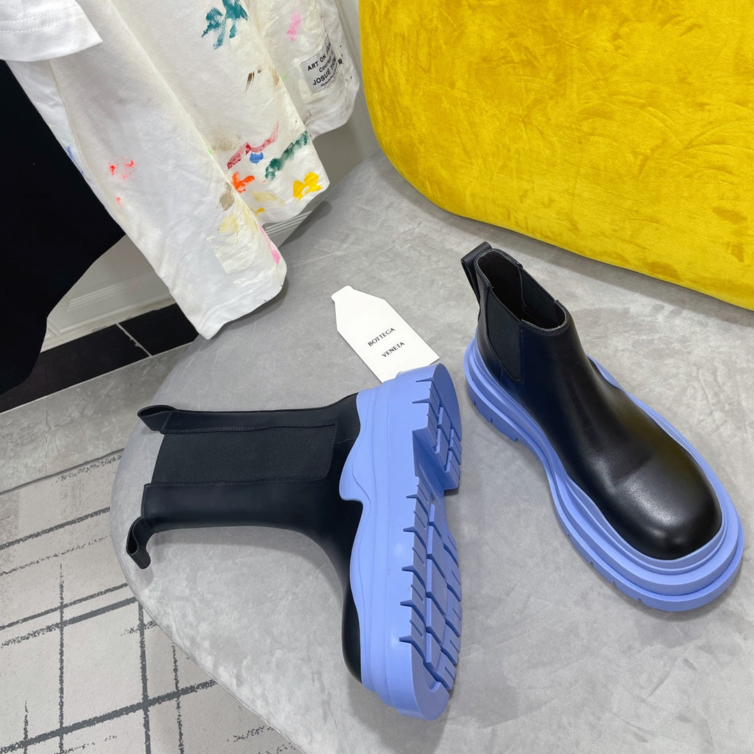 BOTTEGA VENETA TIRE CHELSEA BOOT IN BLACK MIX CORNFLOWER BLUE CALFSKIN