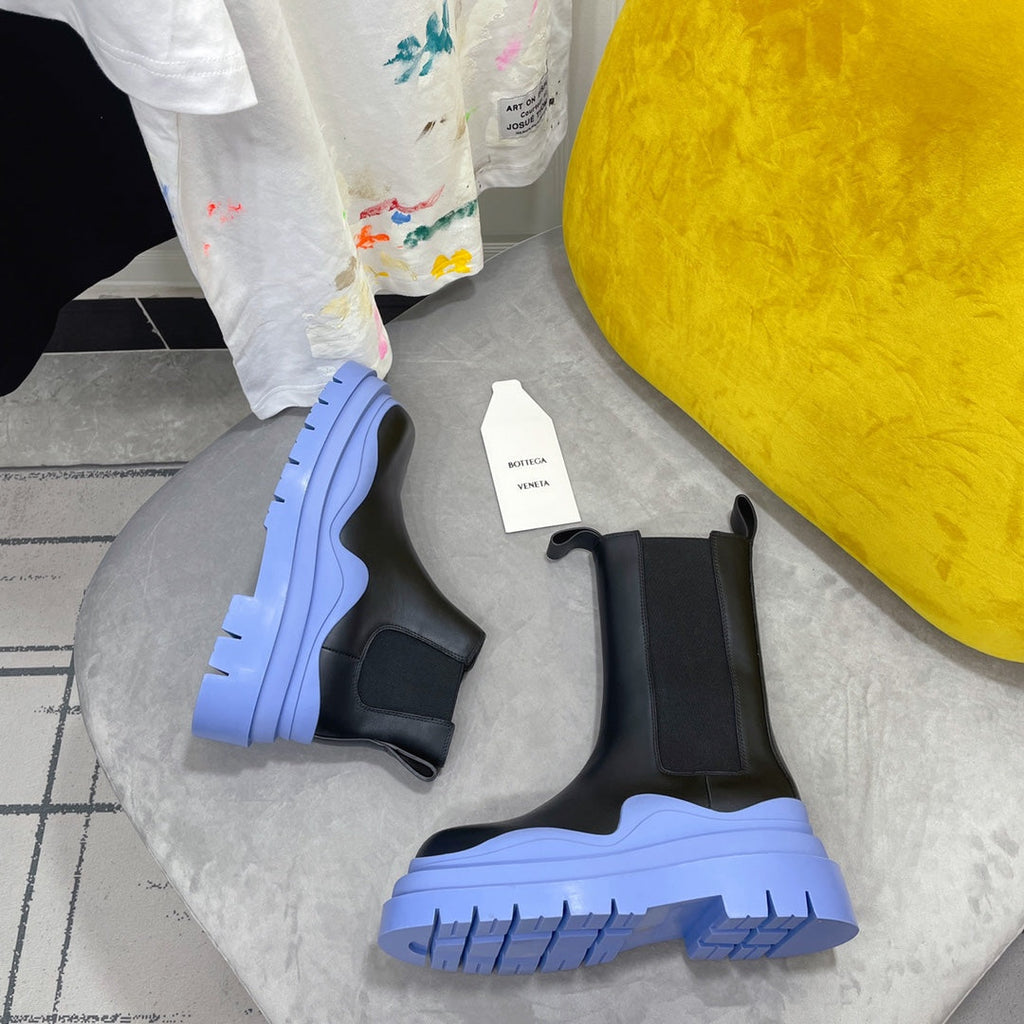 BOTTEGA VENETA TIRE CHELSEA BOOT IN BLACK MIX CORNFLOWER BLUE CALFSKIN