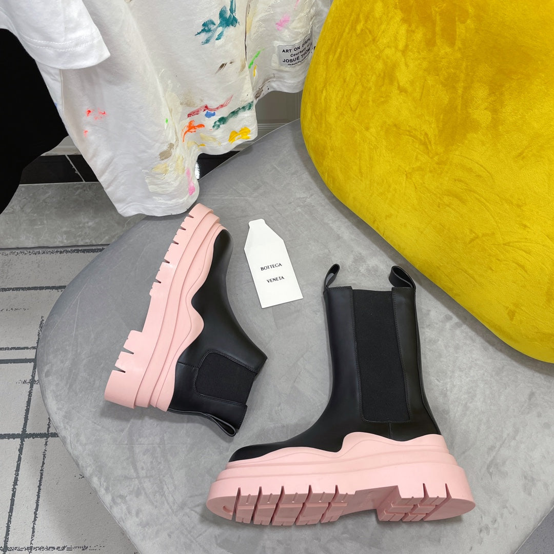 BOTTEGA VENETA TIRE CHELSEA BOOT IN PALE PINK MIX BLACK CALFSKIN