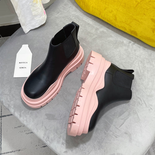 BOTTEGA VENETA TIRE CHELSEA BOOT IN PALE PINK MIX BLACK CALFSKIN