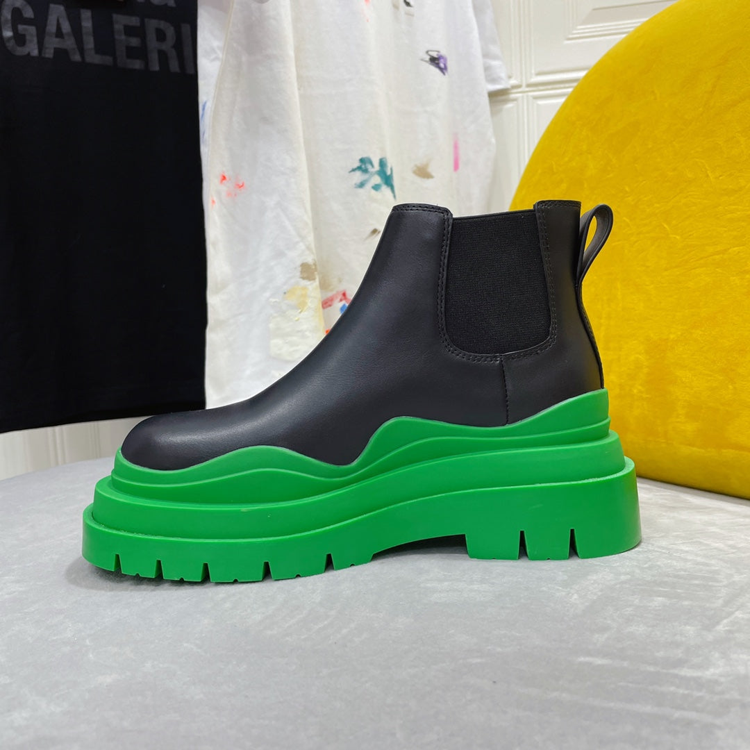 BOTTEGA VENETA TIRE CHELSEA BOOT IN BLACK MIX EMERALD GREEN CALFSKIN