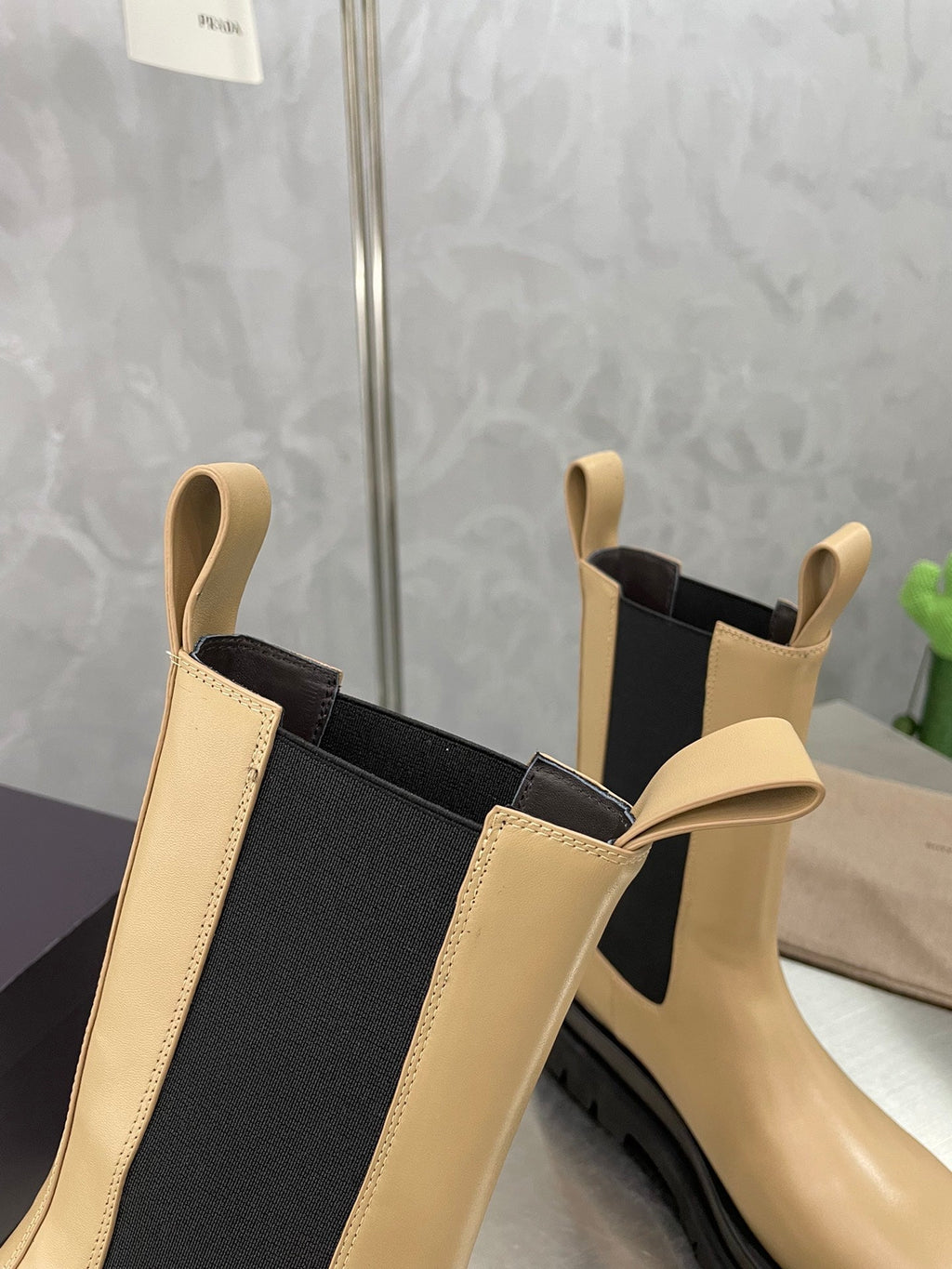 BOTTEGA VENETA LUG CHELSEA BOOT IN CAMEL BEIGE CALFSKIN