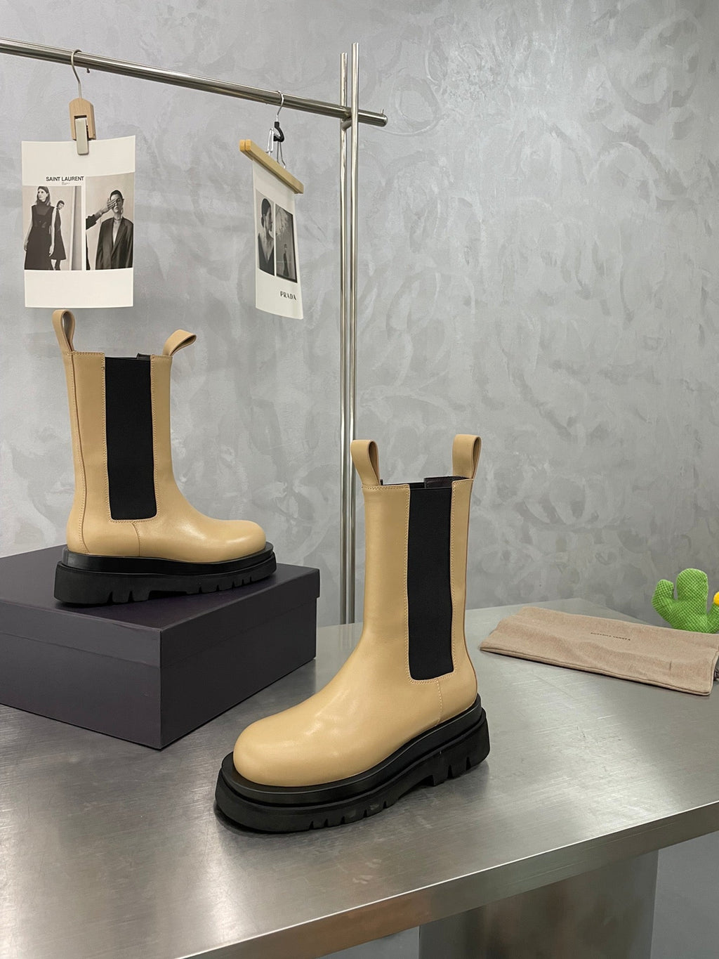 BOTTEGA VENETA LUG CHELSEA BOOT IN CAMEL BEIGE CALFSKIN
