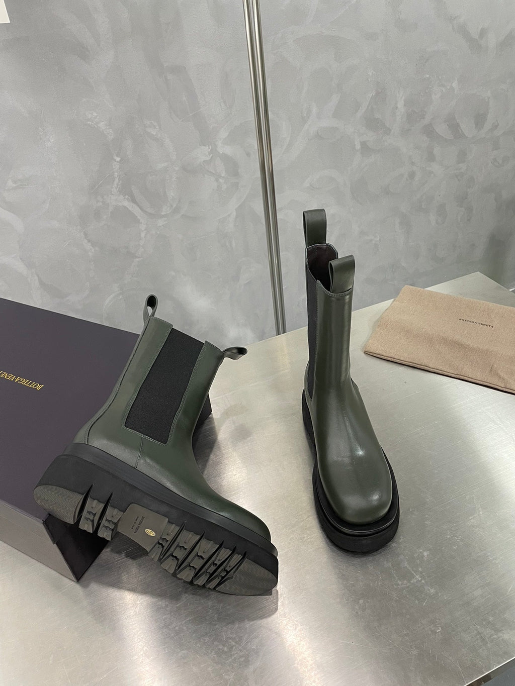 BOTTEGA VENETA LUG CHELSEA BOOT IN ARMY GREEN CALFSKIN