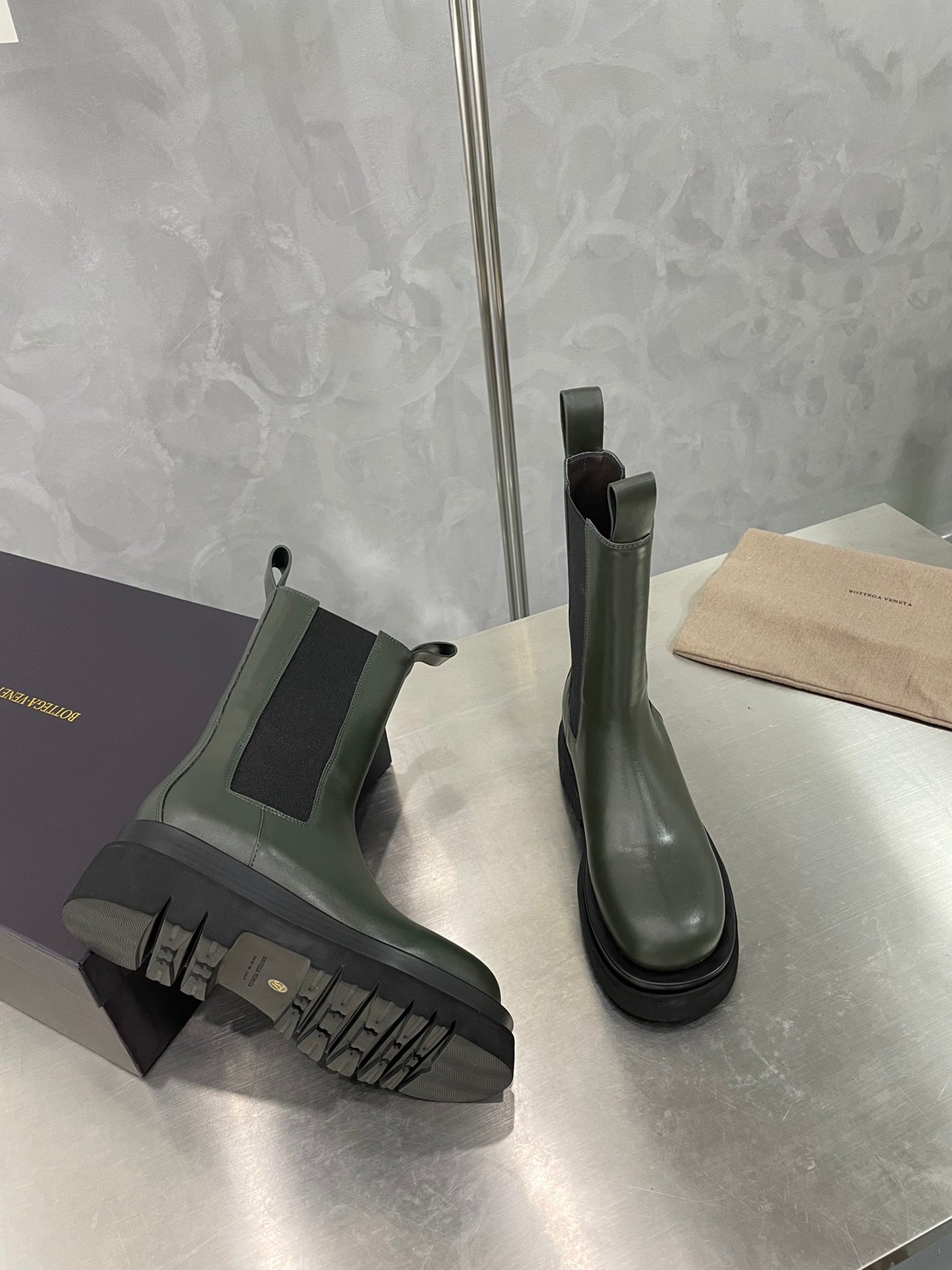 BOTTEGA VENETA LUG CHELSEA BOOT IN ARMY GREEN CALFSKIN