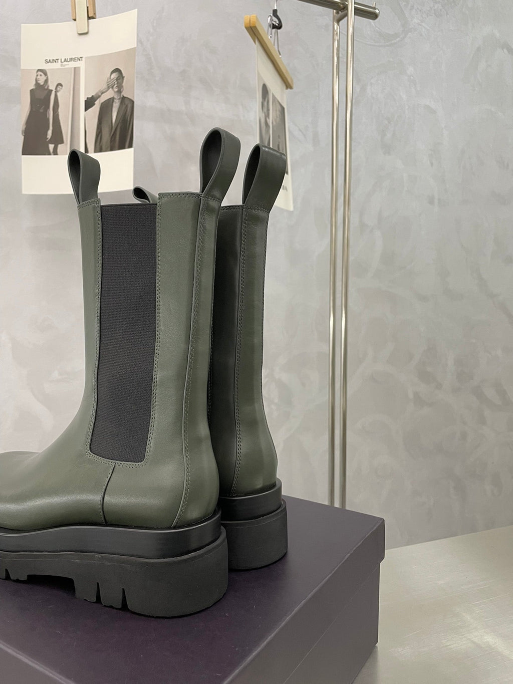BOTTEGA VENETA LUG CHELSEA BOOT IN ARMY GREEN CALFSKIN