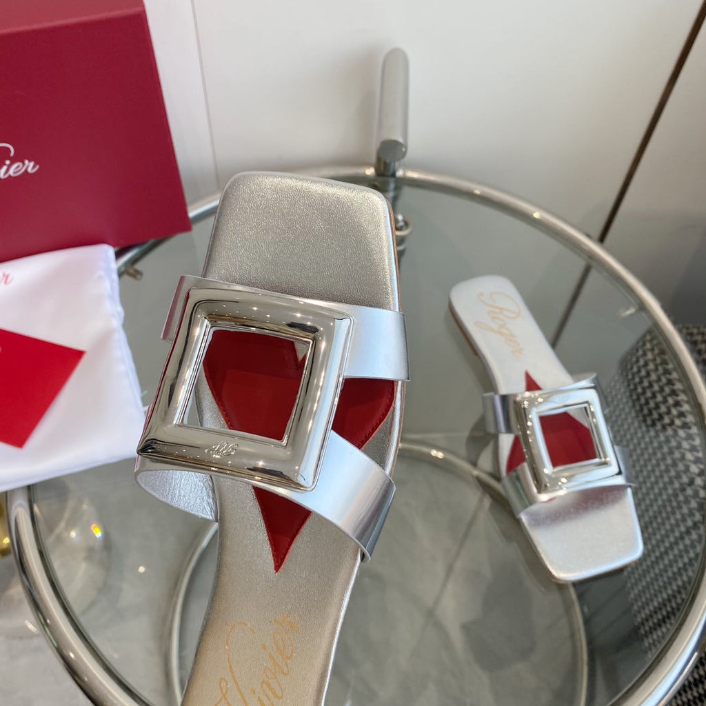 VIV' BY THE SEA LOVE METAL MULES IN SILVER PATENT CALFSKIN