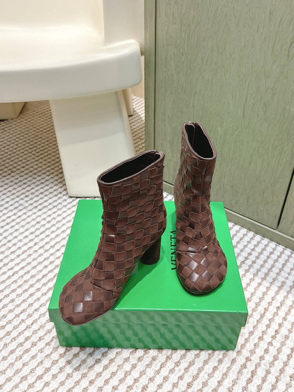 BOTTEGA VENETA 26S INTRECCIATO BOOTS 70 MM IN DARK BROWN SUEDE AND LAMBSKIN