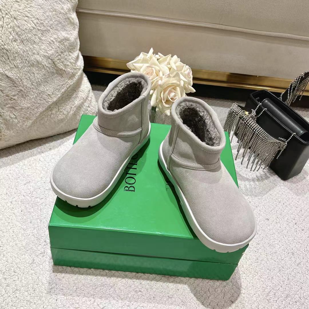 BOTTEGA VENETA SNAP MINI ANKLE BOOTS IN PALE GRAY SUEDE AND SHEARLING LINING