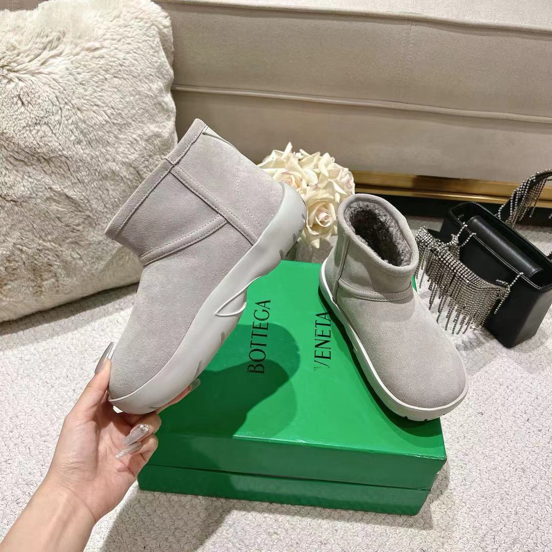BOTTEGA VENETA SNAP MINI ANKLE BOOTS IN PALE GRAY SUEDE AND SHEARLING LINING