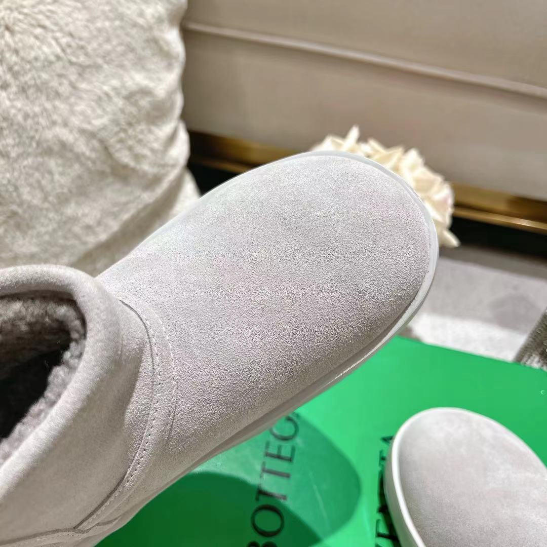 BOTTEGA VENETA SNAP MINI ANKLE BOOTS IN PALE GRAY SUEDE AND SHEARLING LINING