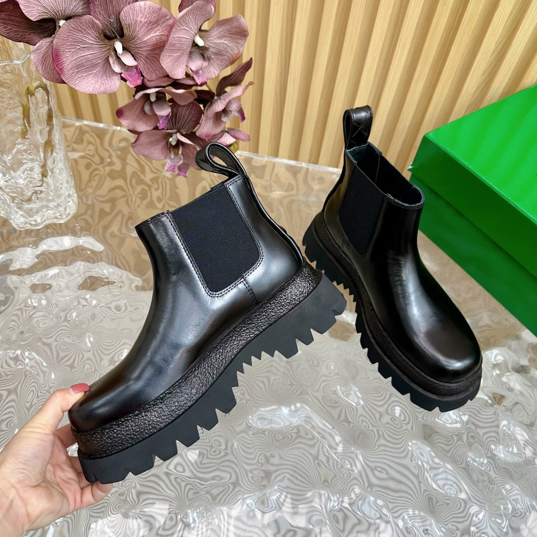 BOTTEGA VENETA FIREMAN ANKLE BOOT IN BLACK CALFSKIN