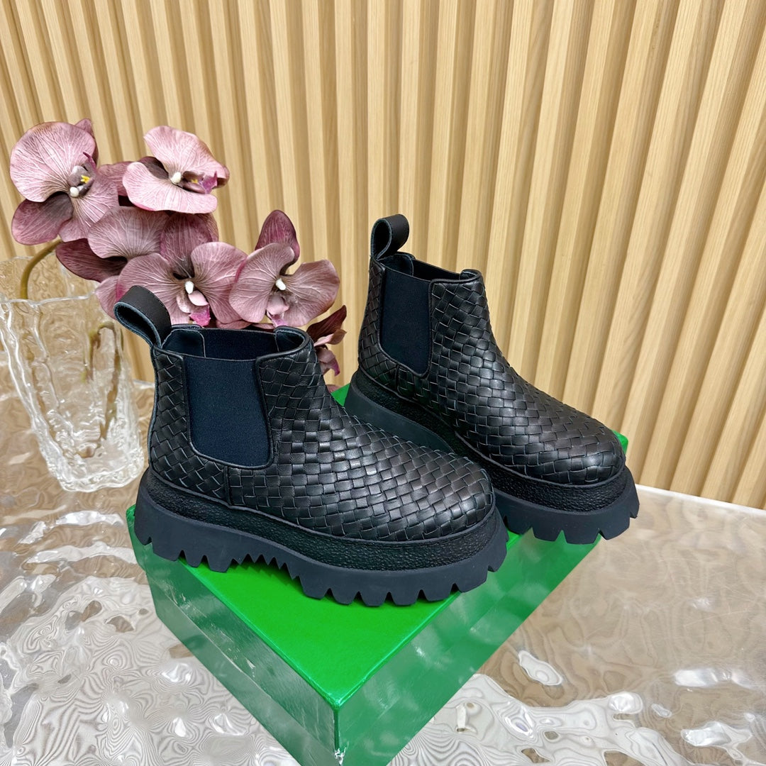 BOTTEGA VENETA FIREMAN ANKLE BOOT IN BLACK CALFSKIN WITH WOVEN DESIGN