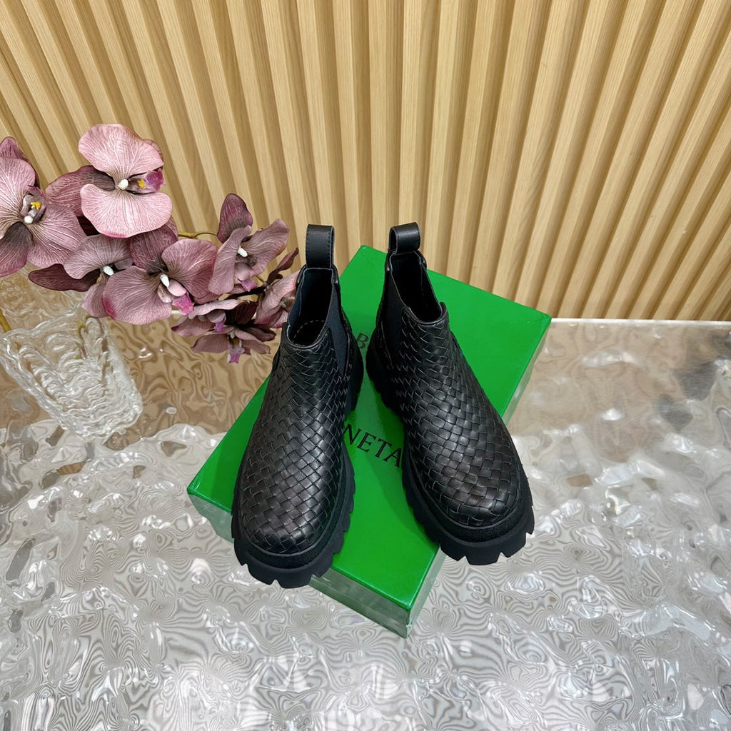 BOTTEGA VENETA FIREMAN ANKLE BOOT IN BLACK CALFSKIN WITH WOVEN DESIGN