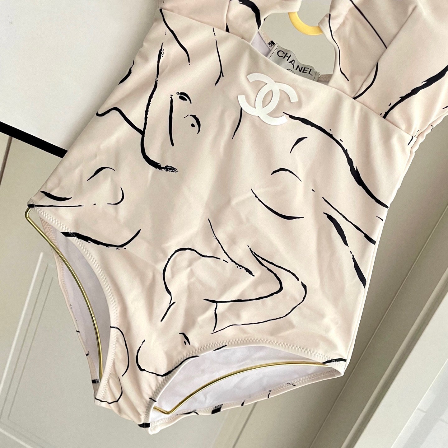 CHANEL BIKINI SWIMSUIT SET IN CREAMY WHITE MIXED WITH CURVED BLACK DETAIL 608919