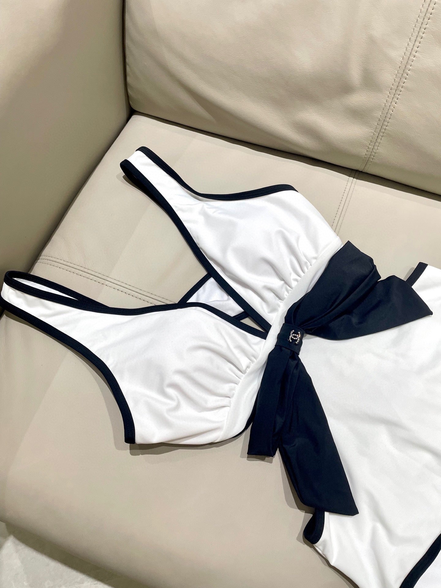 CHANEL BIKINI SWIMSUIT SET IN WHITE AND BOW BLACK 622186