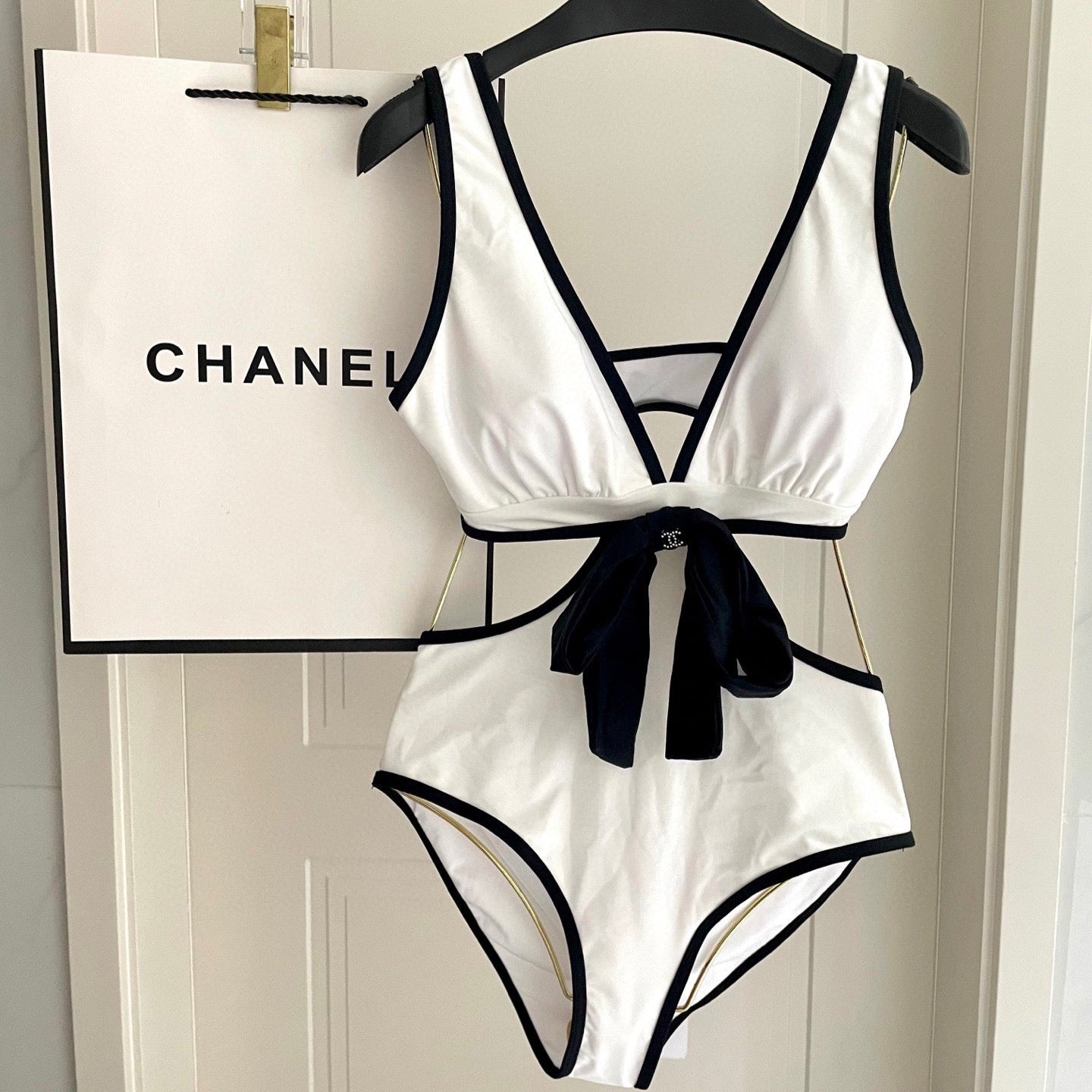CHANEL BIKINI SWIMSUIT SET IN WHITE AND BOW BLACK 622186