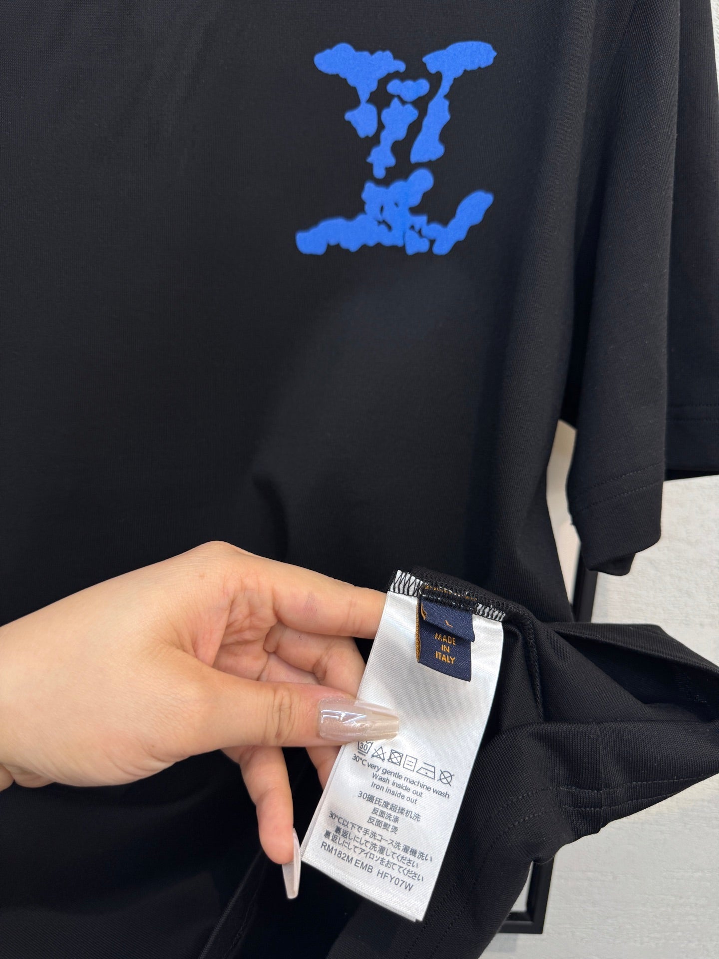 LOUIS VUITTON LV BLACK COTTON T-SHIRT BLUE STYLIZED LOGO 238916