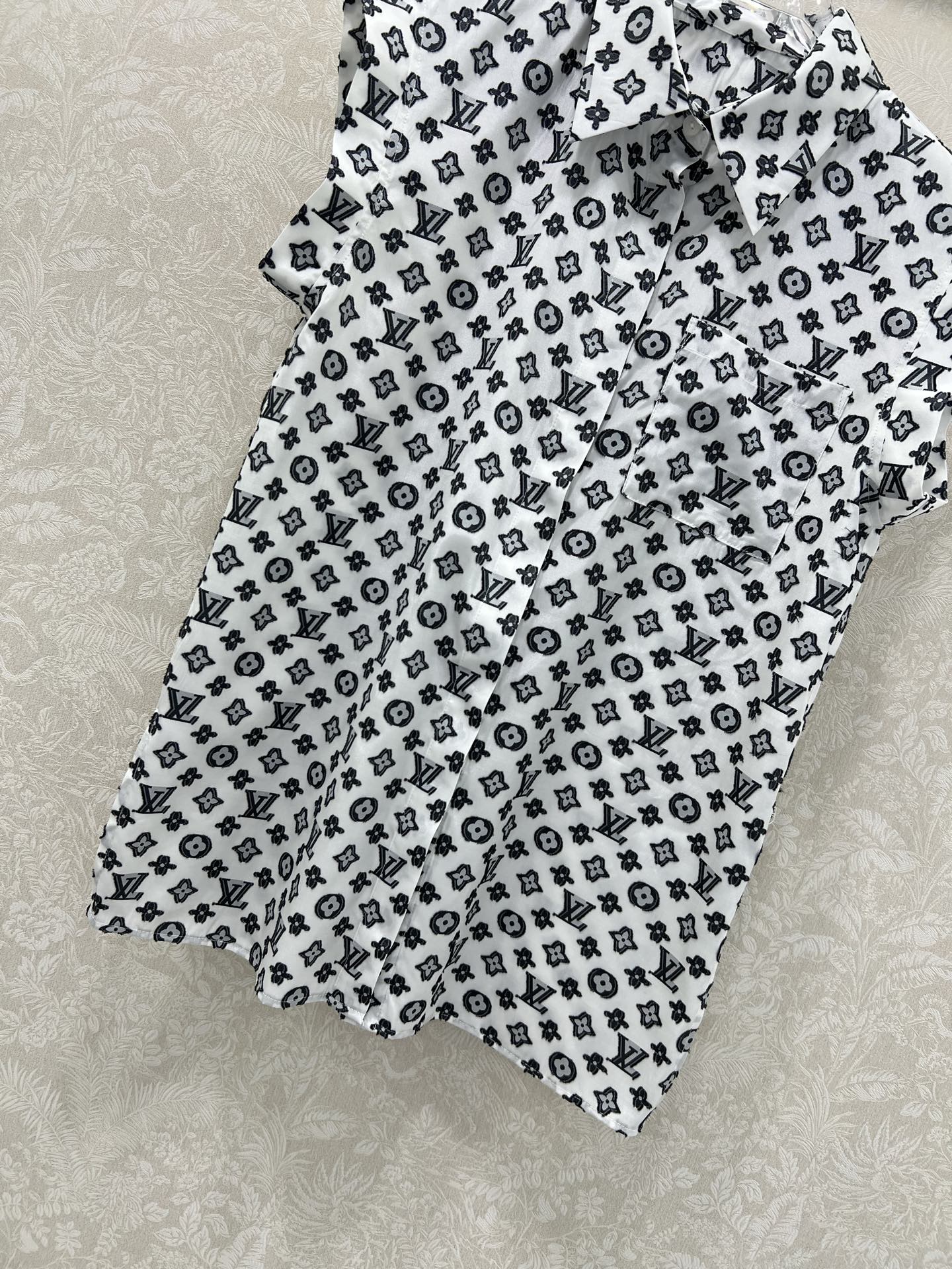 LOUIS VUITTON LV SLEEVELESS LOGO PRINT TOP 269951