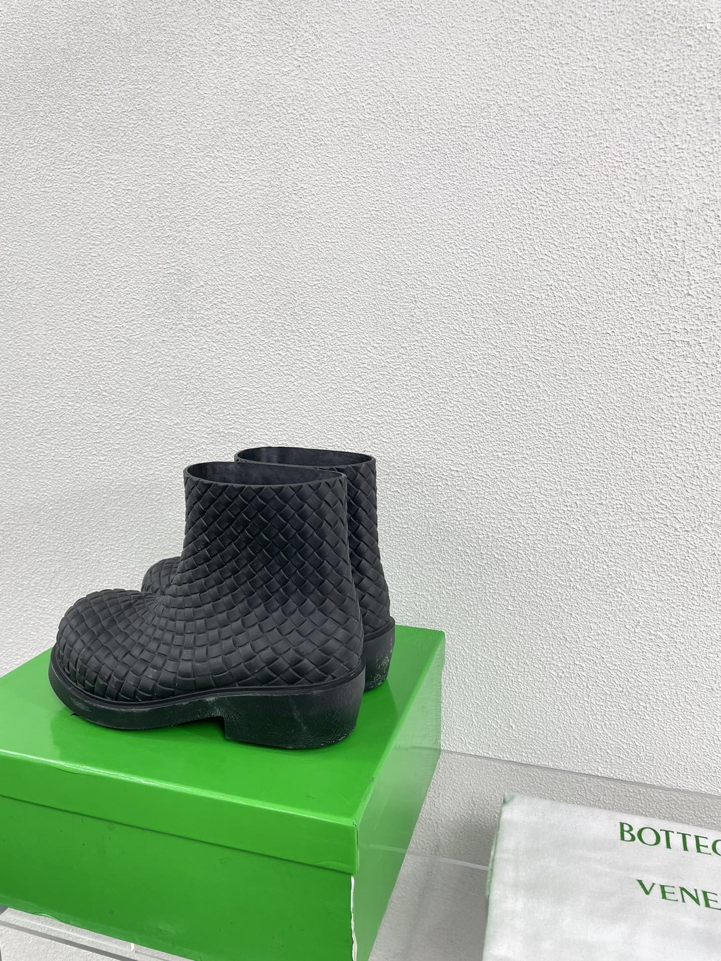 BOTTEGA VENETA FIREMAN BOOTS IN BLACK RUBBER WITH ICONIC INTRECCIO MOTIF
