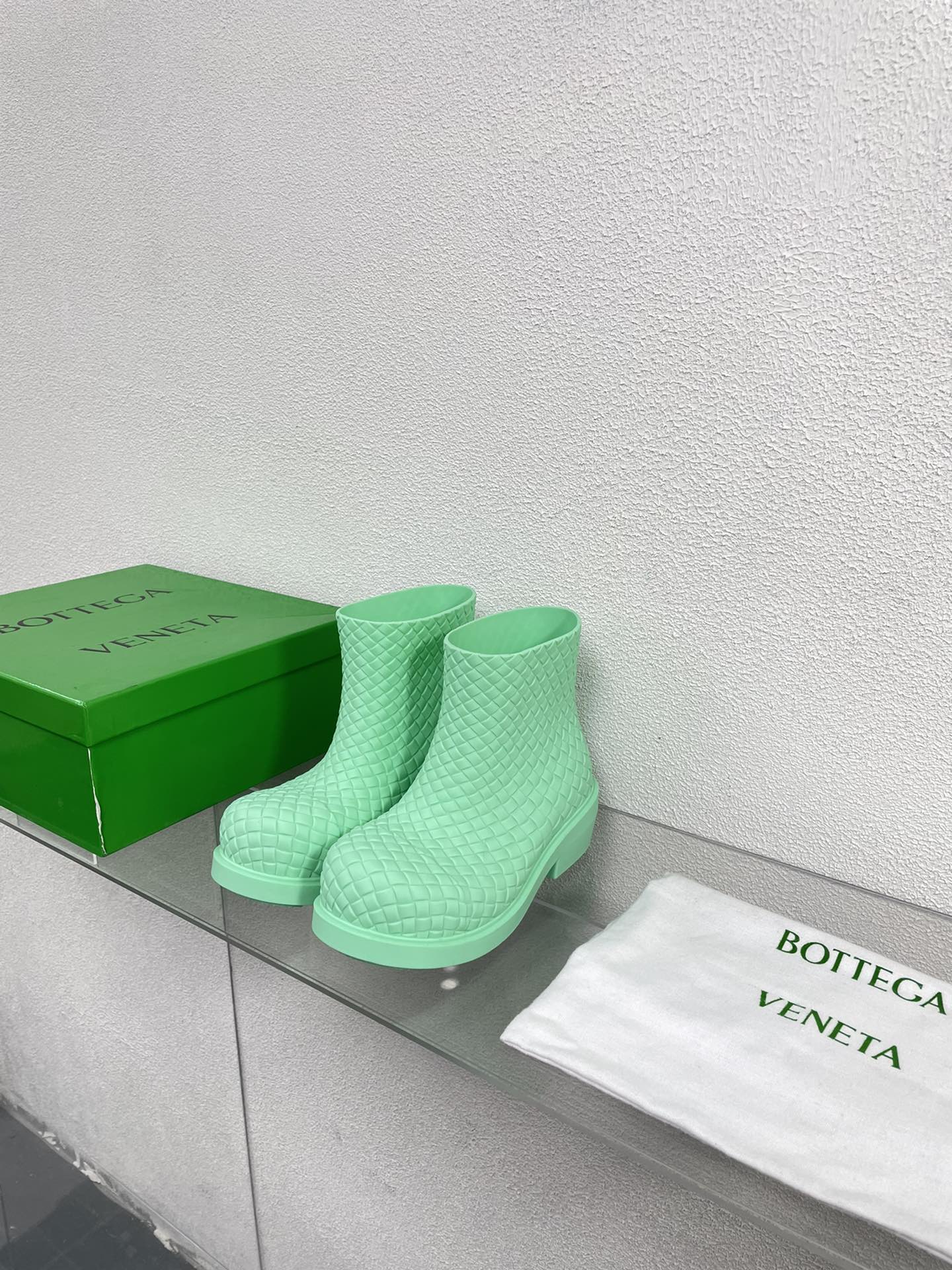 BOTTEGA VENETA FIREMAN BOOTS IN GREEN MINT RUBBER WITH ICONIC INTRECCIO MOTIF