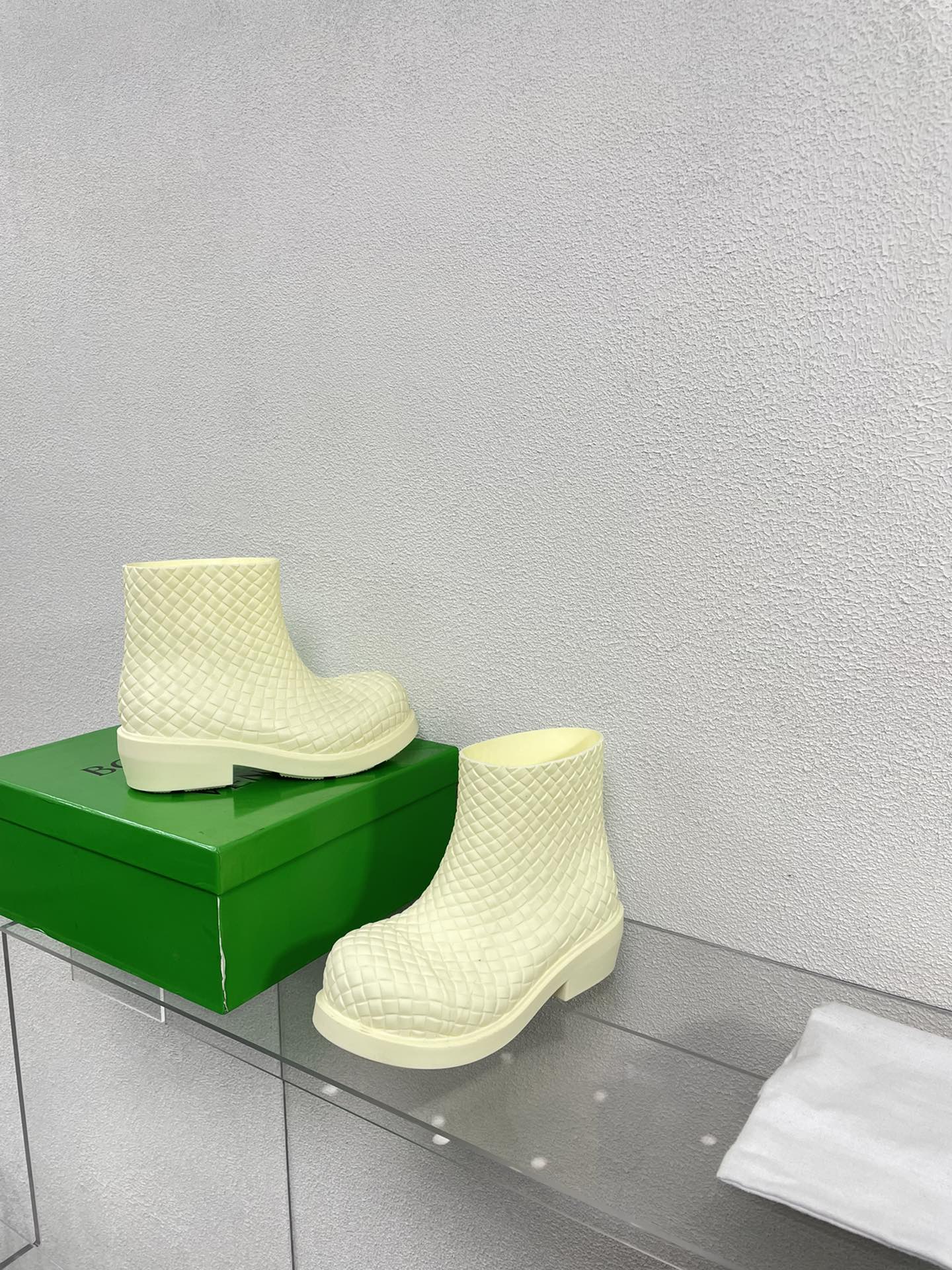 BOTTEGA VENETA FIREMAN BOOTS IN BEIGE CREAM RUBBER WITH ICONIC INTRECCIO MOTIF