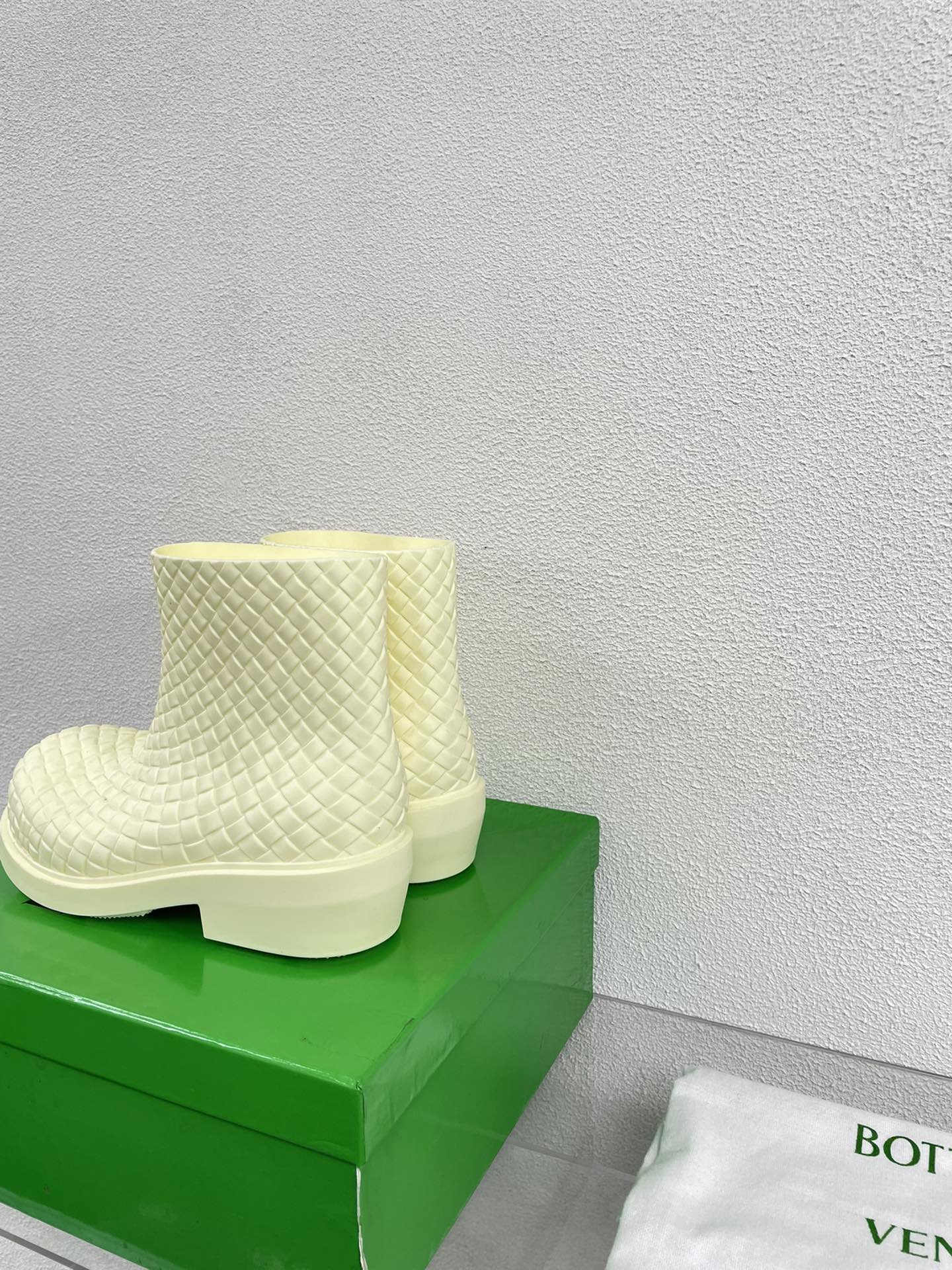 BOTTEGA VENETA FIREMAN BOOTS IN BEIGE CREAM RUBBER WITH ICONIC INTRECCIO MOTIF