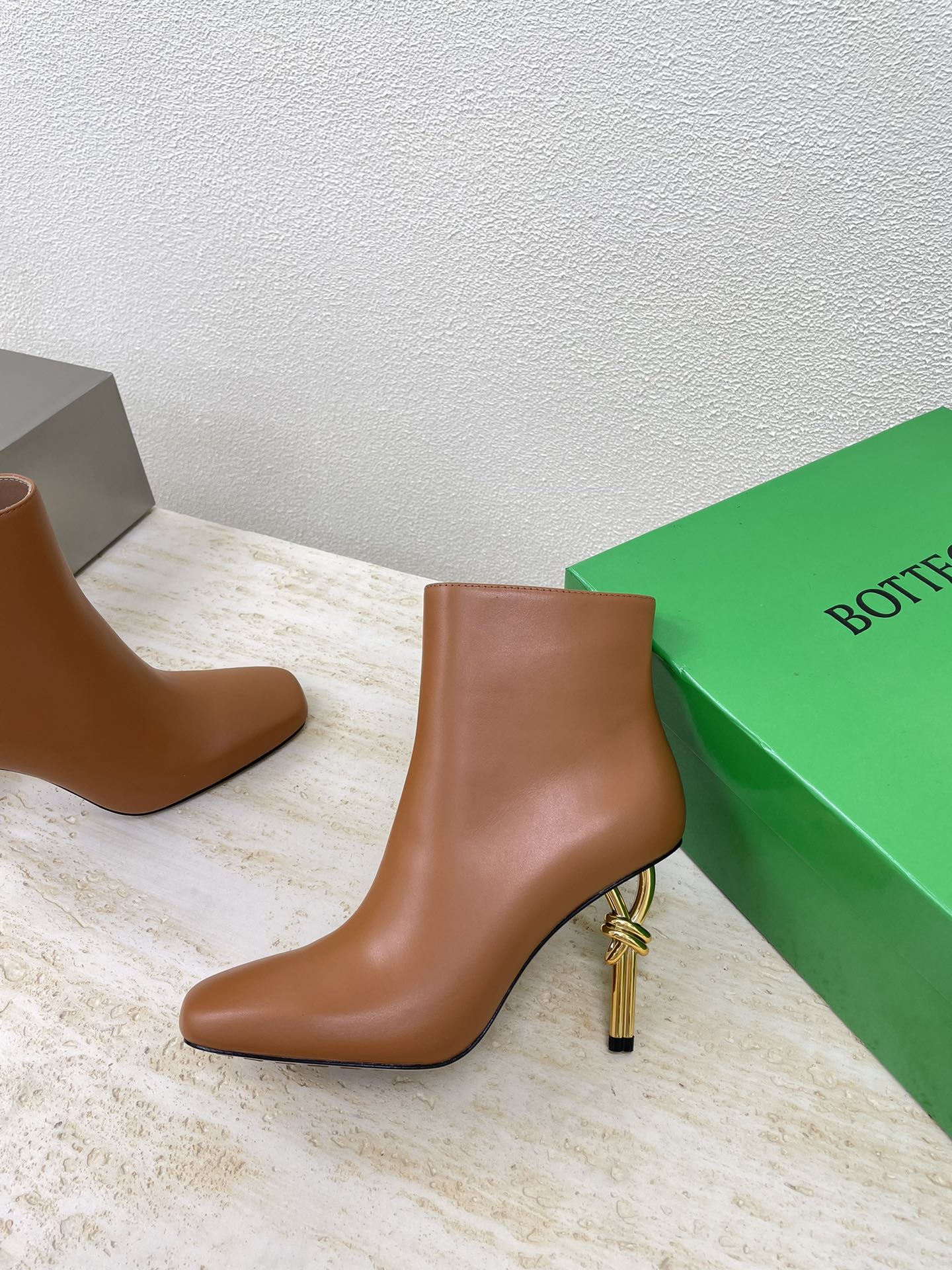 BOTTEGA VENETA KNOT ANKLE BOOT IN BRONZE BROWN CALFSKIN WITH GOLD METAL HEEL 9 CM