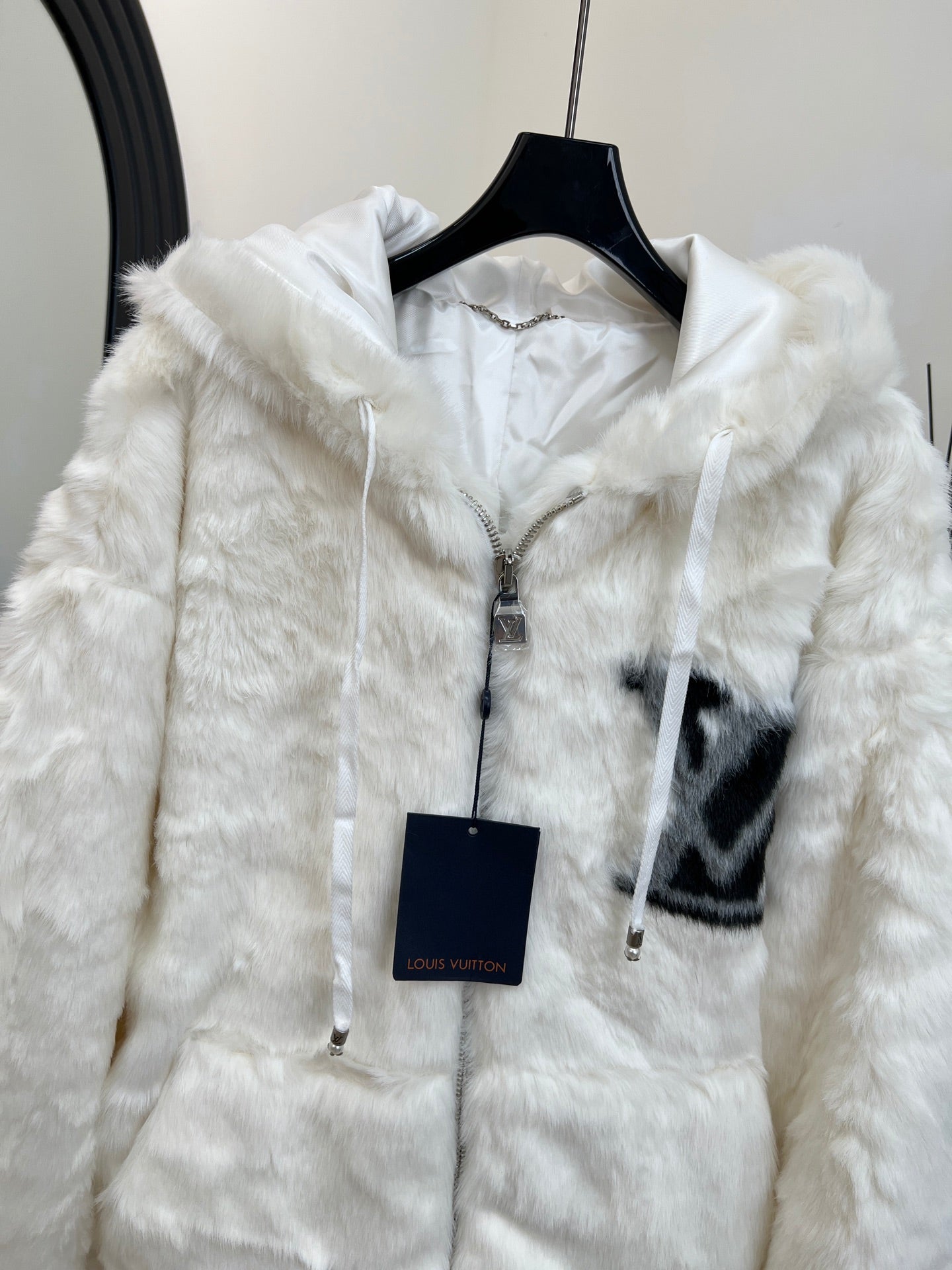 LOUIS VUITTON LV 25S FUR COAT 0160