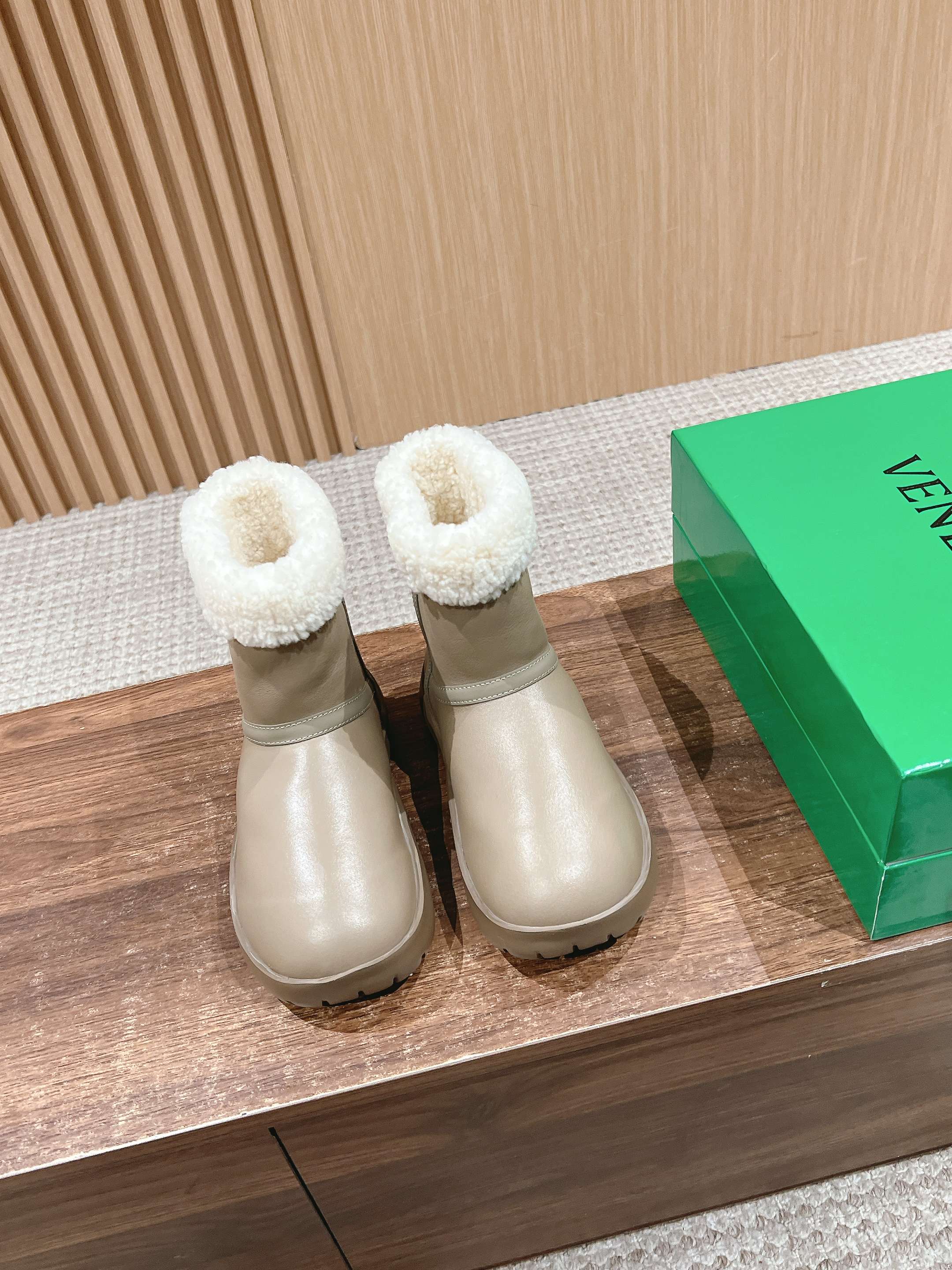 BOTTEGA VENETA SNAP ANKLE BOOT IN KHAKI BROWN LAMBSKIN AND SHEARLING LINING
